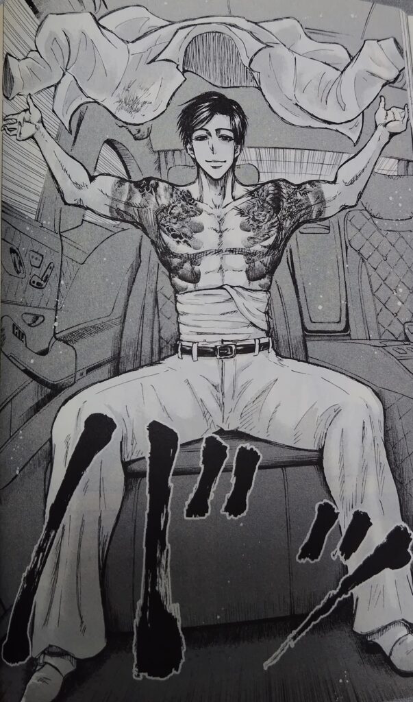 近藤信輔の『忍者と極道』コミックス１巻で、普段は会社員として勤めている極道が車の後部座席で上半身裸になり、刺青が顕になるシーン。